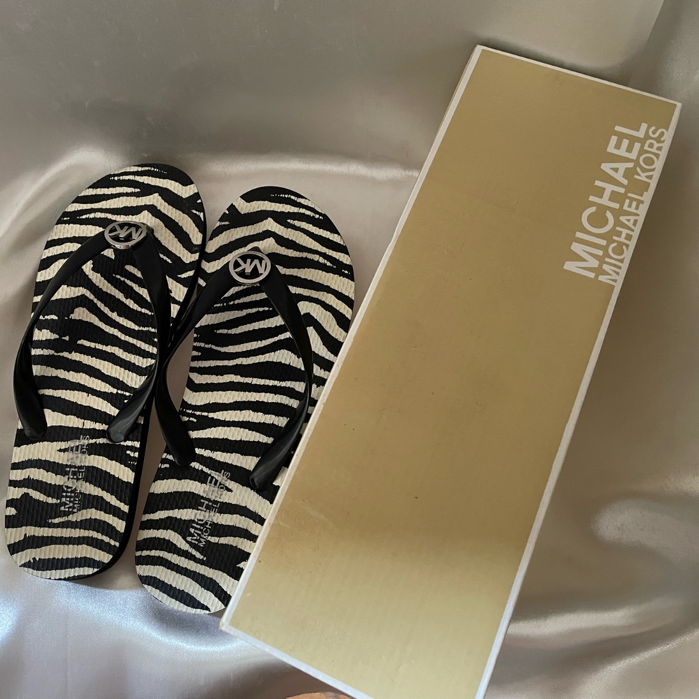 NWT Michael Kors Zebra Print Flip Flops Women’s Size 9M - Picture 2 of 5